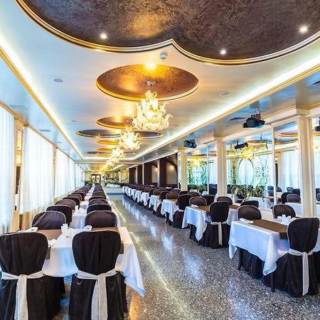 Royal Palace Hotel Алмати Екстер'єр фото
